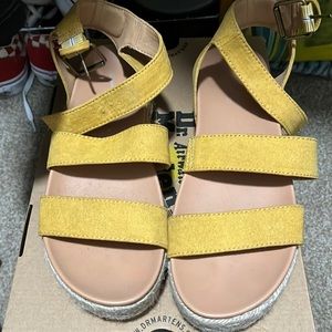 Universal Thread Mustard colored platform sandal, Women’s 7.5